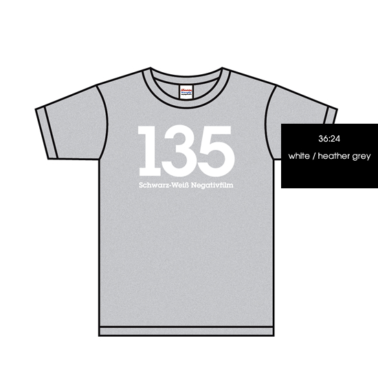 135 Schwarz-Weiß Negativfilm T-shirts